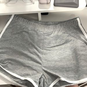 Selling these shorts they didn’t fit but there really ,Good quality